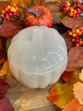 Carica l'immagine nel visualizzatore di Gallery, Pumpkin Munchkin Candle🍂