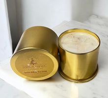 Cargar imagen en el visor de la galería, Golden Glow candle set with lid off showing triple wicks. Luxury holiday candle handcrafted with coconut wax and warm festive fragrance.
