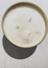 Cargar y reproducir el video en el visor de la galería, Golden Glow Candle – Christmas Splendor Scent | Luxury Gold Triple Wick Candle
